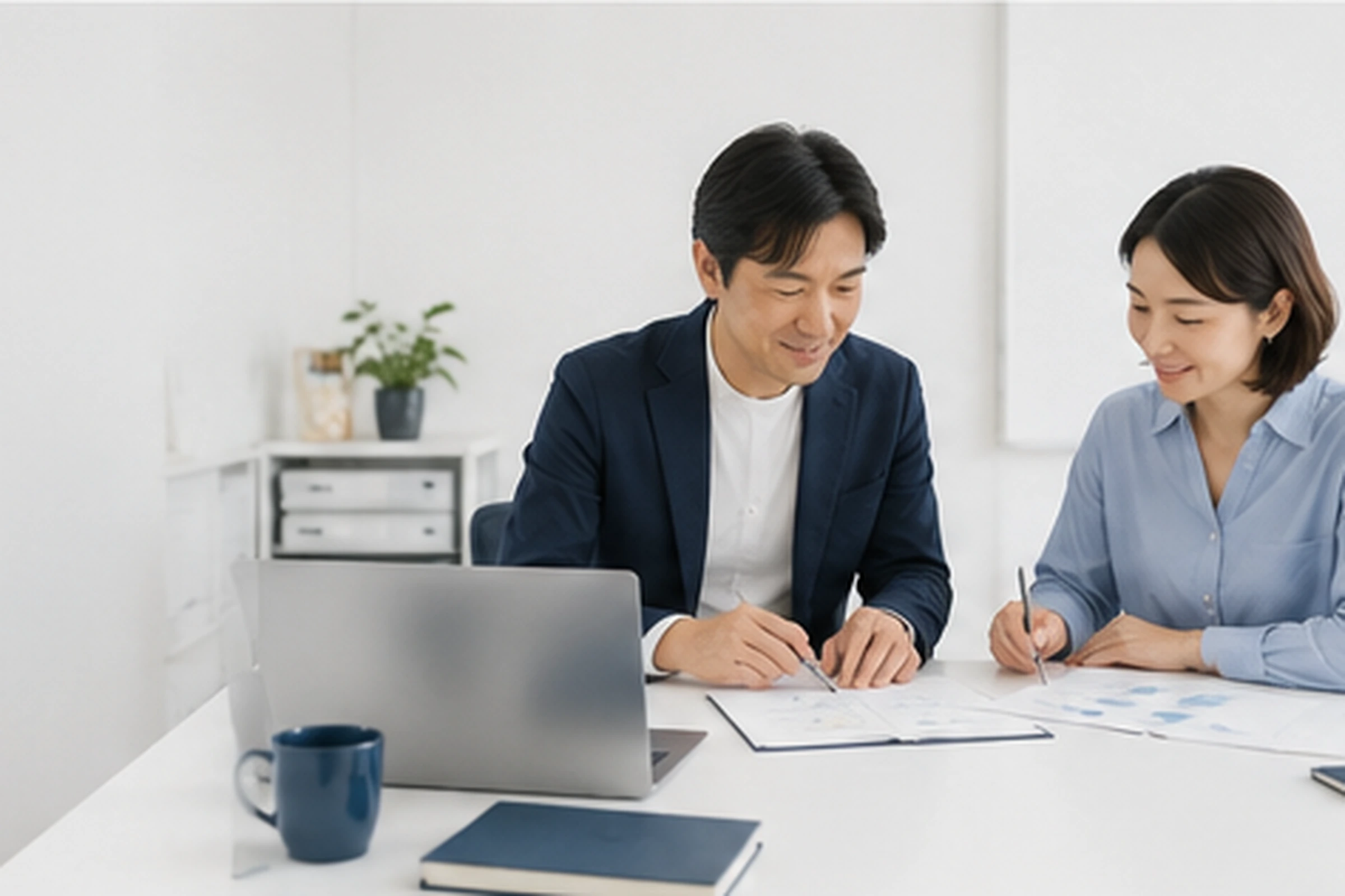 資料を見ながら事業について相談する二人のイメージ